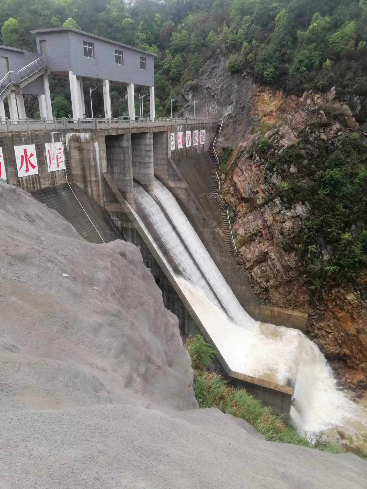 福建上杭新坊水庫泄洪